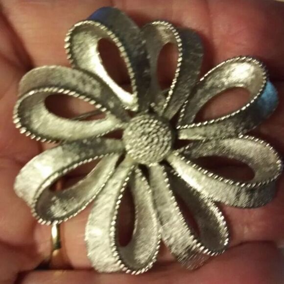 VINTAGE ESTATE SIGNED CROWN TRIFARI SILVER TONE 2" BROOCH - Picture 5 of 10